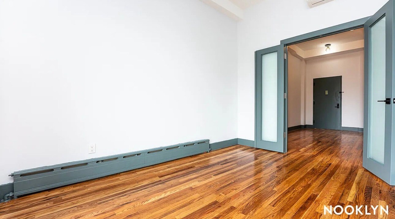 Building Photo - 52 Monitor St