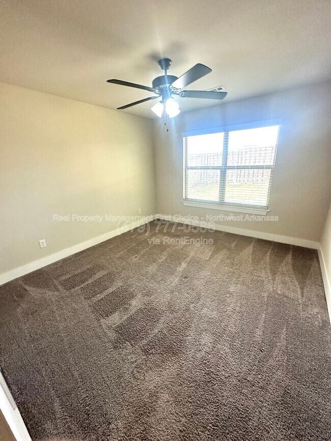 Building Photo - 3600 SW Brittany Rd