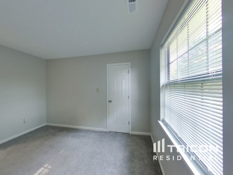 Building Photo - 5755 Rosemont Dr