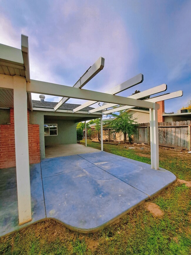 Building Photo - Single-Level Clovis Home with 3 Bedrooms, ...