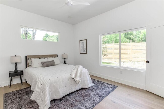 Building Photo - 4800 Vinson Dr