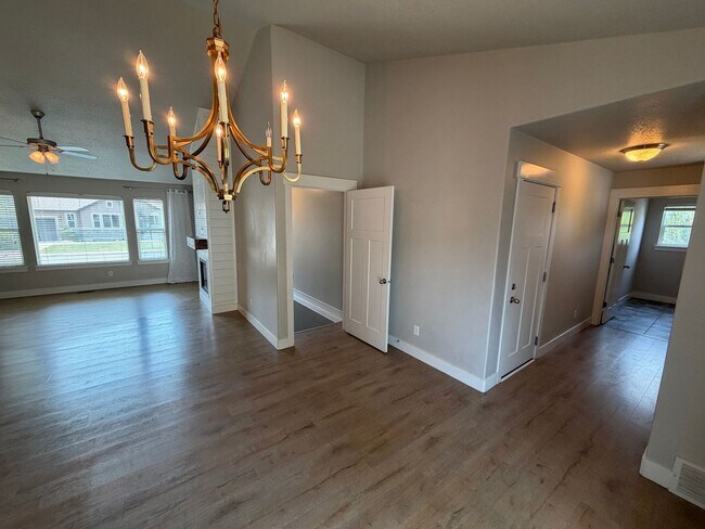 Building Photo - Spacious 6-Bedroom Home for Rent in Lehi