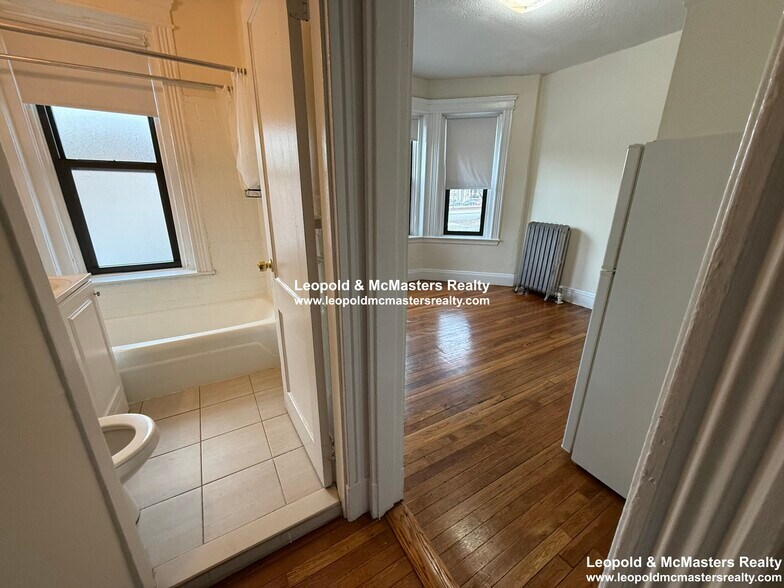 Building Photo - 230 Fuller St