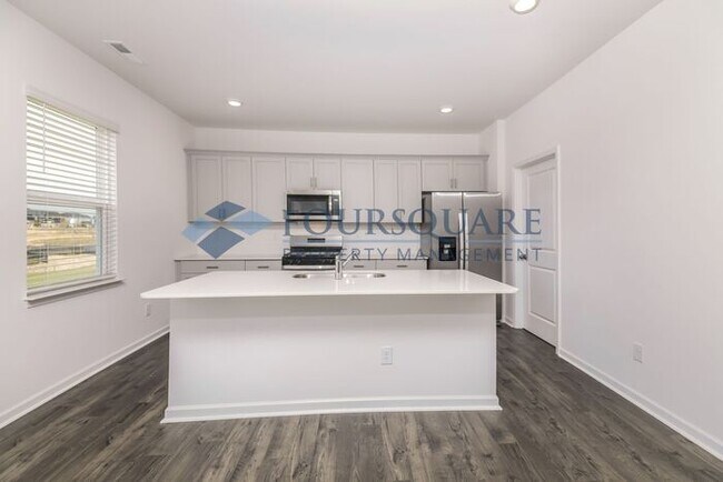Building Photo - Spacious 3-Bed Home with Loft, Modern Kitc...
