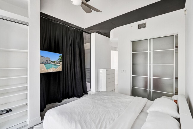 Building Photo - 365 SE 6th Ave