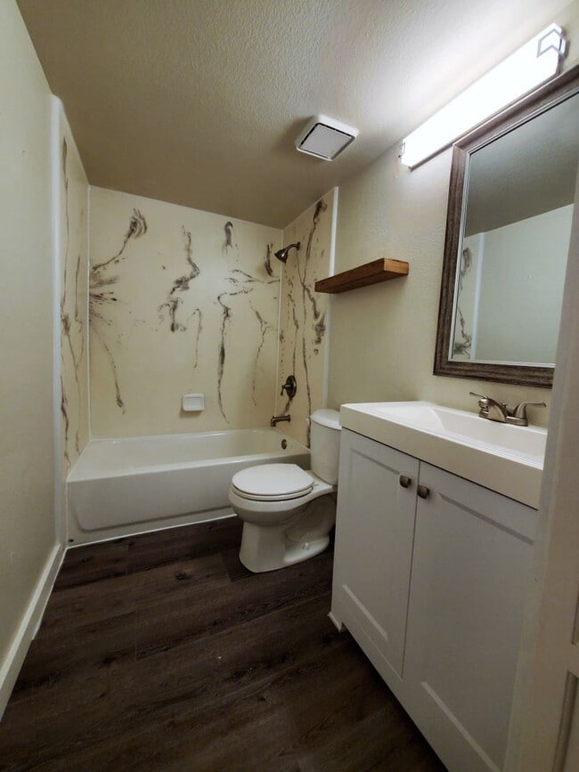 Building Photo - COMING SOON**MOVE IN SPECIAL***HALF OFF FIRST MONTHS RENT. UPSTAIRS 2 BEDROOM CONDO OVERLOOKING G...