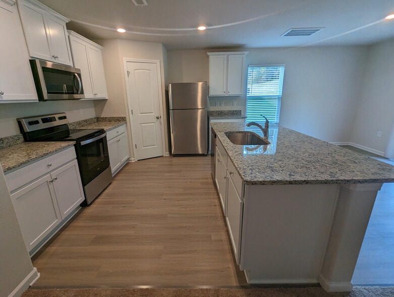 Building Photo - Room in Single Family Home on Trailblazer St