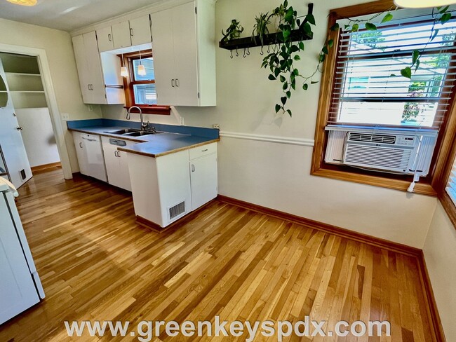 Building Photo - 2-Bedroom House in South Tabor with Fenced...