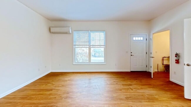 Building Photo - 2 bed, 1 bath apartment with washer and dryer included (65 Griffin Ln #102)