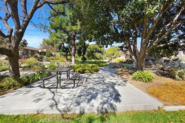 Building Photo - 1619 Carmel Cir W