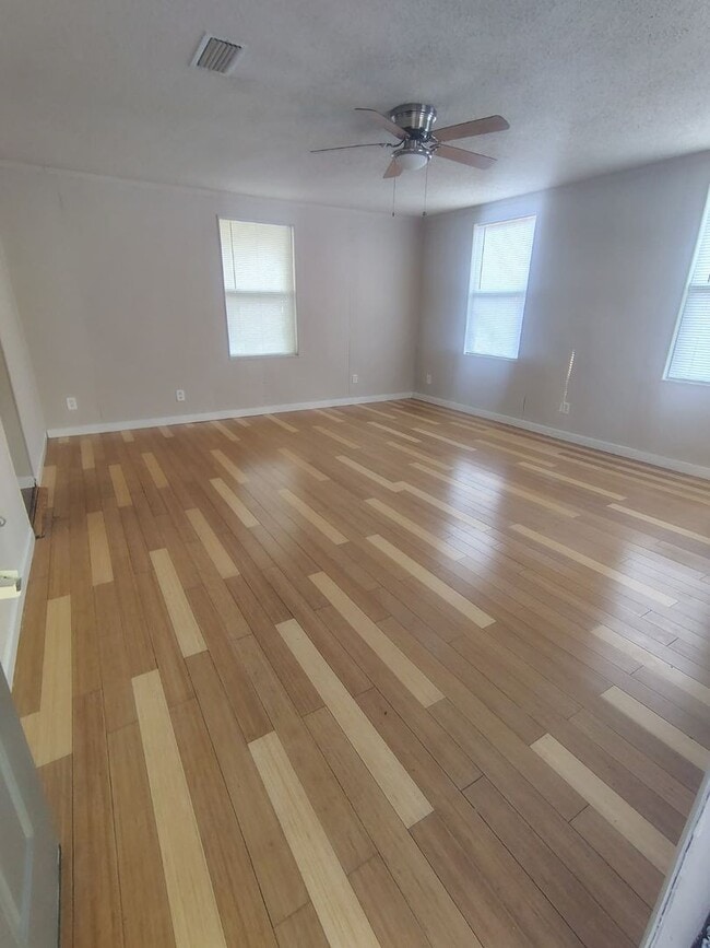 Building Photo - Fully Renovated 4/2 -Single Family  Availa...