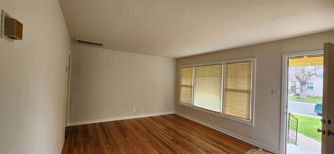 Building Photo - 2 Bedroom 1.5 Bathroom Home in S. Land Park with Updated Kitchen