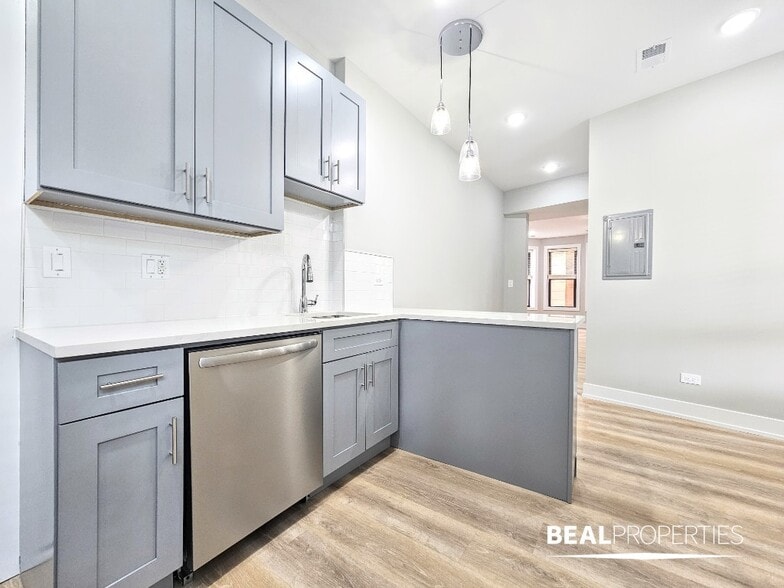 Building Photo - 428 W Belden Ave