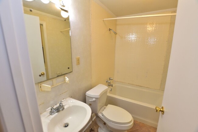 Building Photo - 626 Woodland Ave