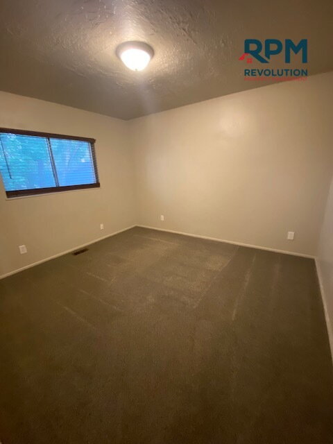 Building Photo - "Charming 3-Bedroom Haven in Sunset