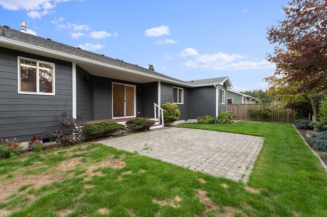 Building Photo - 3 Bed 2 Bath - Pet Friendly - Fenced Backyard - NAS  Whidbey