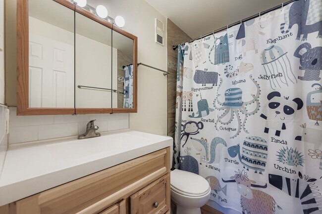 Building Photo - Stylish 1-Bedroom Condo in Prime Location! Available May 2nd!