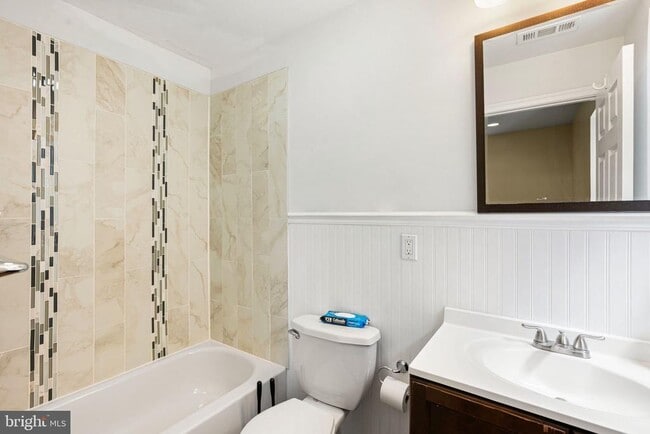 Building Photo - 2328 Reed St