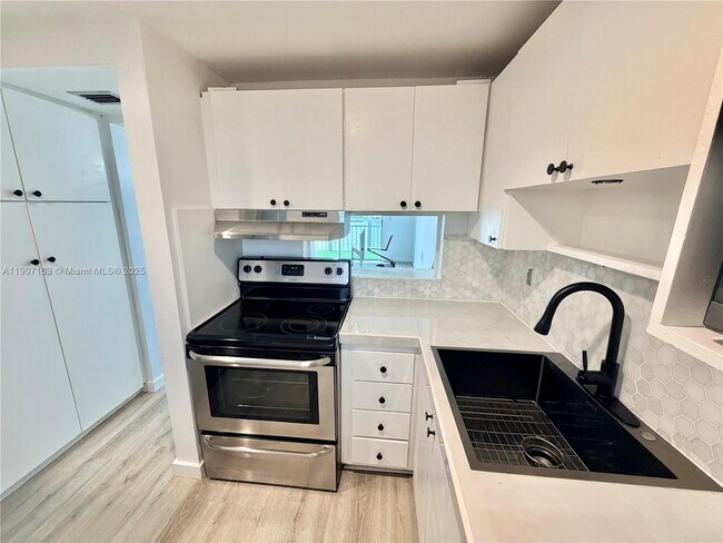 Building Photo - 2999 Point E Dr