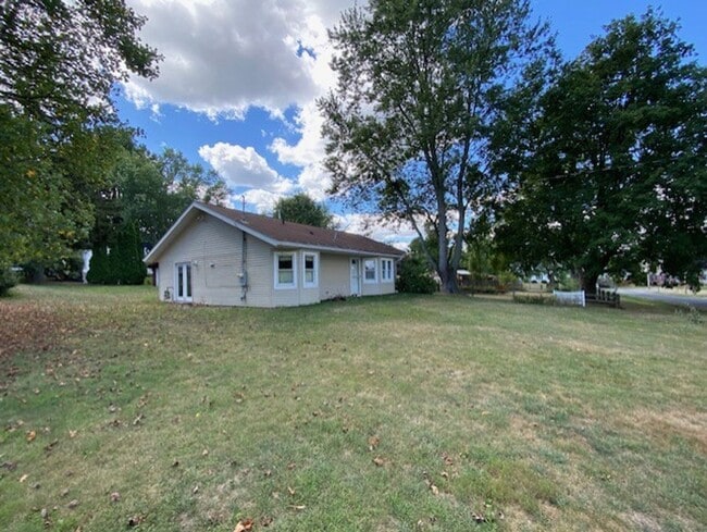 Building Photo - Single-Level Living! 3BR Ranch by Portage ...