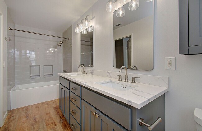 Building Photo - Large 2 Story 4bd 2.5ba Home in Vancouver