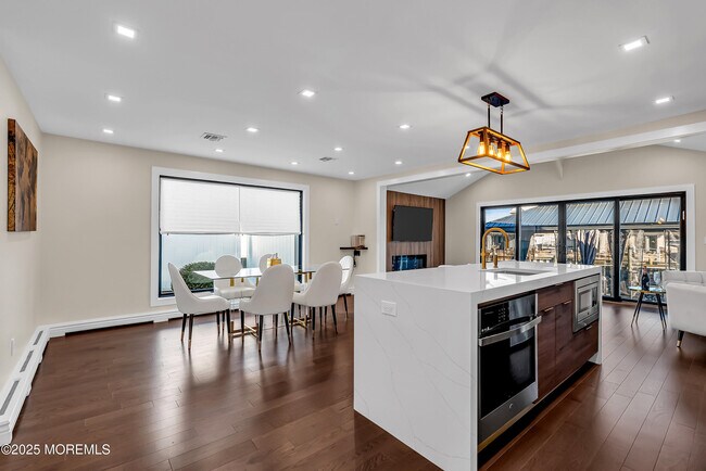 Building Photo - 320 Silver Lagoon Dr