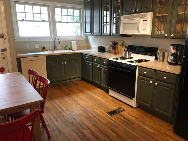 Building Photo - 2126 Chesterfield Ave