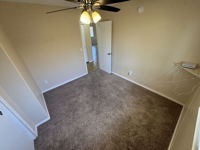 Building Photo - Move in ready east side rental