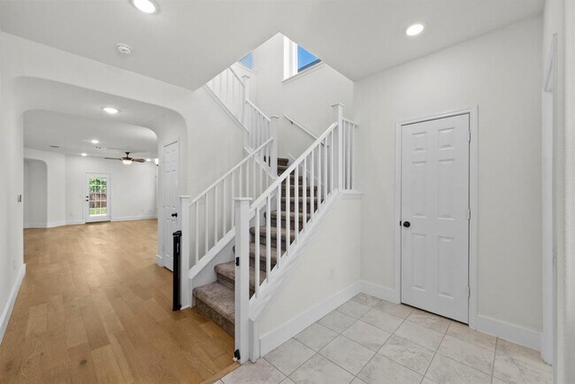 Building Photo - 544 Ayinger Ln