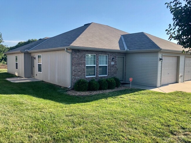 Building Photo - 124/128 Rock Garden LUO