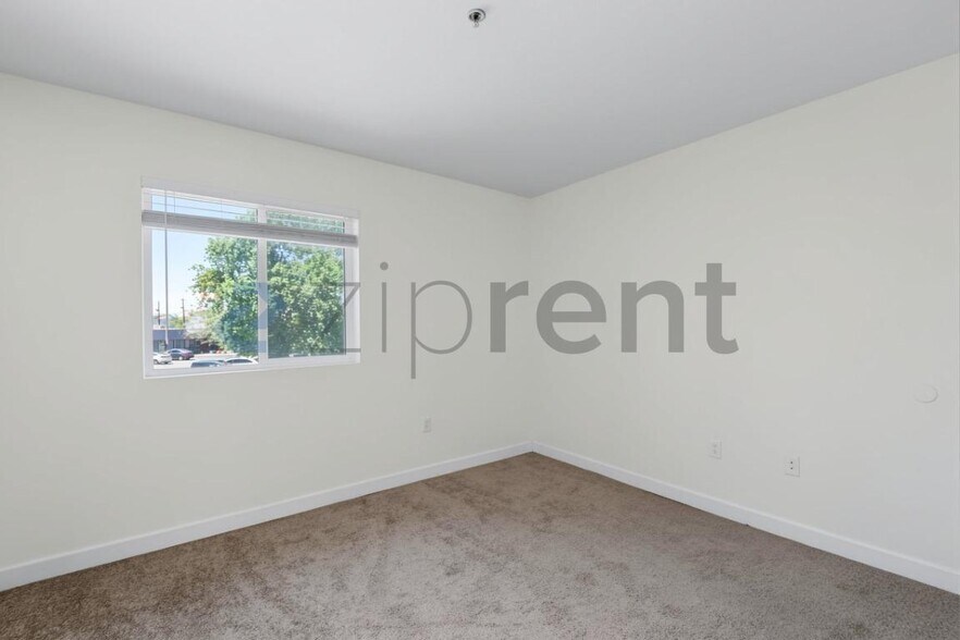 Building Photo - Unit B205