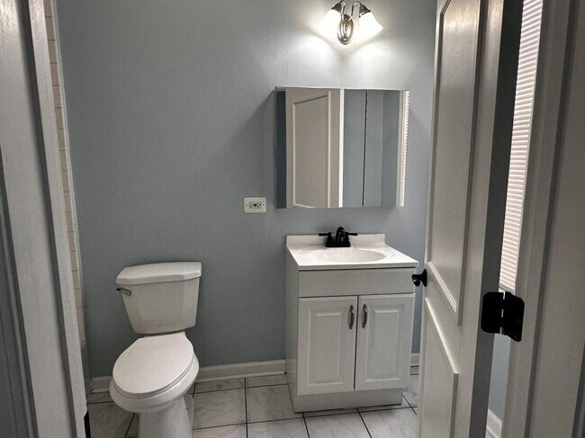 Building Photo - 2 bedroom in Chicago IL 60625
