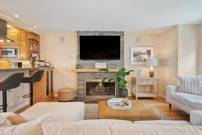 Primary Photo - 2 br, 2.5 bath Townhome - 427 Manhattan Av...