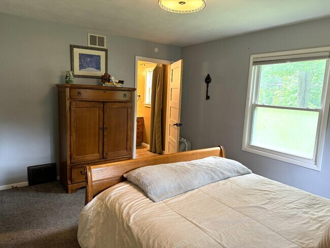 Building Photo - 144 Waukazoo Dr