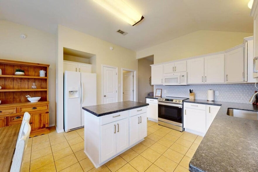 Building Photo - 810 Camellia Ct