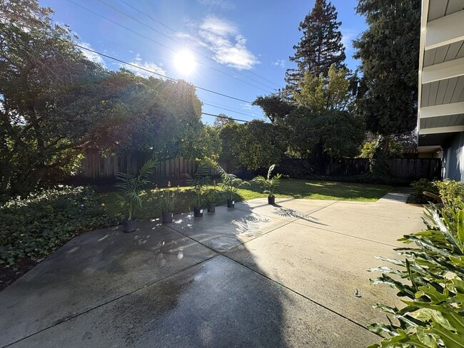 Building Photo - Charming Palo Alto Home with Beautiful Landscaping!