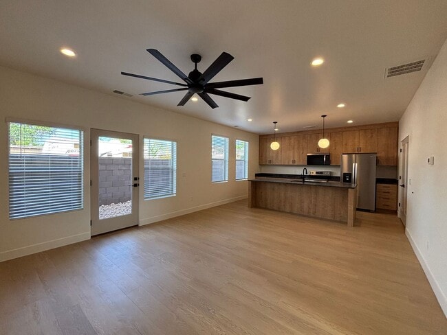 Building Photo - HURRICANE TOWNHOME FOR RENT!