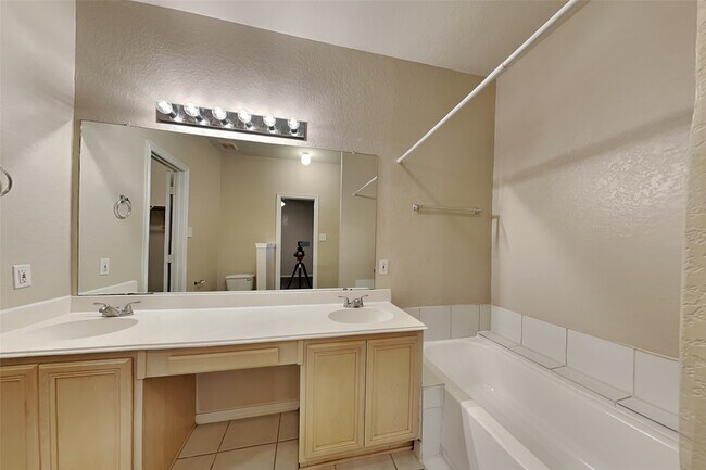 Building Photo - 285 Mesa View