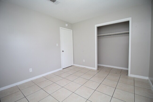Building Photo - 2-Bedroom Duplex Near UWF – Tile Floors, G...