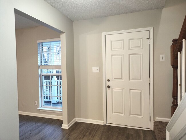 Building Photo - Pristine, 4 bed, 2.5 bath Home Located in the Southbridge Forest Community!