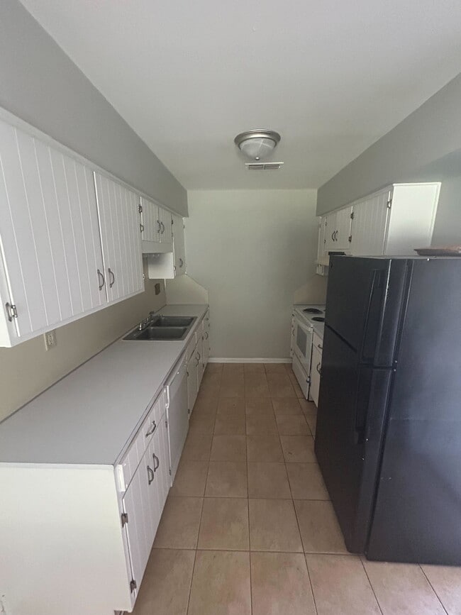 Building Photo - 713 Amity Ln