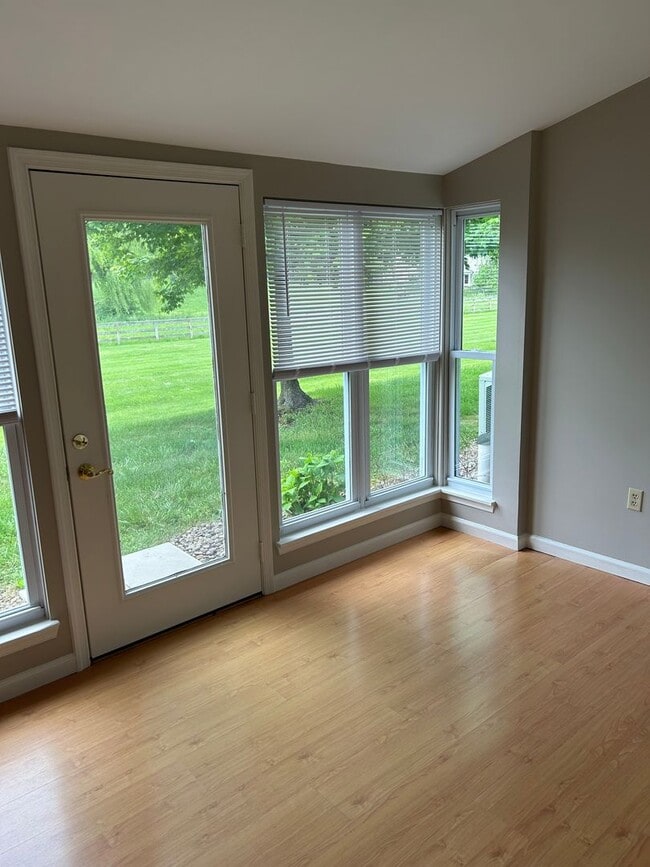 Building Photo - 2 bedroom 1.5 bath townhouse