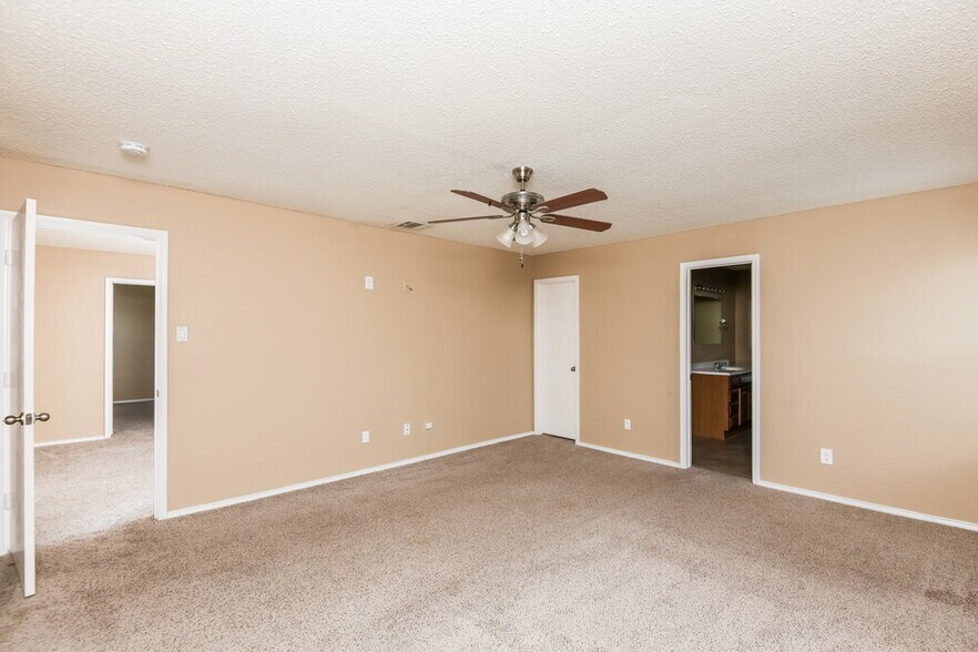 Building Photo - 949 Canary Dr