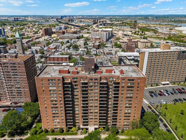 Building Photo - 201 St Pauls Ave