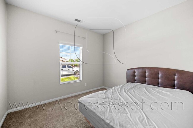 Building Photo - Partially furnished 4 Bed/2 Bath Plus a Bo...
