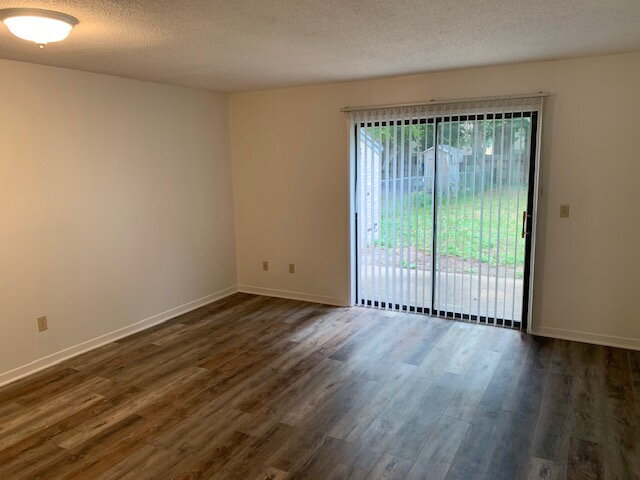 Building Photo - Charming 2-Bed Townhouse Retreat in Fort W...