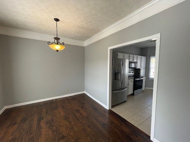 Building Photo - STYLISHLY UPDATED 3 BEDROOM CONDO IN LENNO...