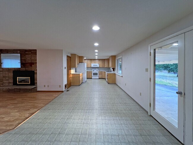 Building Photo - Rental ranch rambler - 3 bed, 2.5 bath, 2 ...