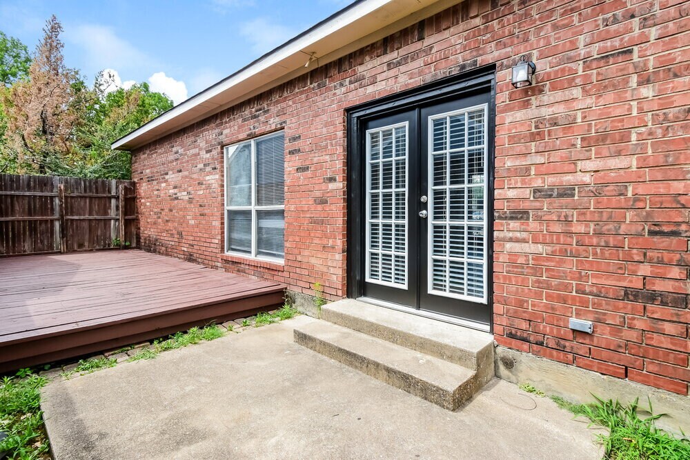 Building Photo - 1500 Hackamore St