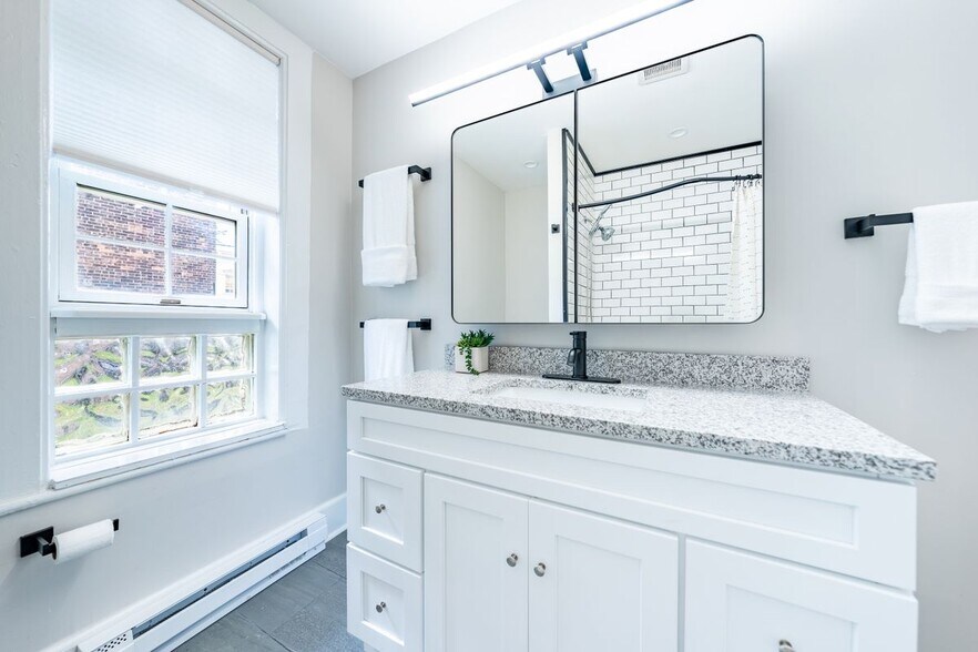 Building Photo - 323 2nd St